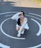 海邊玩水正妹芊芊！激萌表情嗨翻天 白皙美腿泡在浪裡