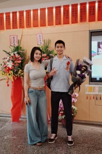 媽媽參加兒子的畢業典禮