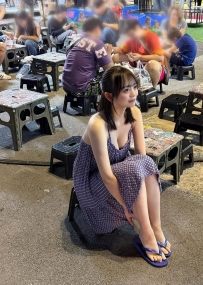 穿人字拖的可愛女生