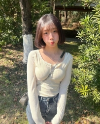 台中援交妹：玲玲160.B.45.21歲 可愛蘿莉臉蛋 粉嫩鮑魚