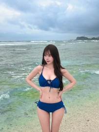 小恩夏日海邊限定美照曝光！湛藍比基尼勾勒曼妙S線條