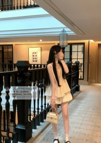 台北學生妹外送：依彤158.C.44.19歲 氣質領家女孩 乖巧純淨~