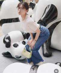 清秀眼鏡妹