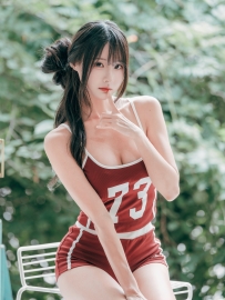 Habin化身球場甜心！酒紅運動套裝襯托雪白肌膚，輕掩紅唇...